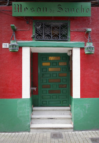 Fachada puerta cerrada